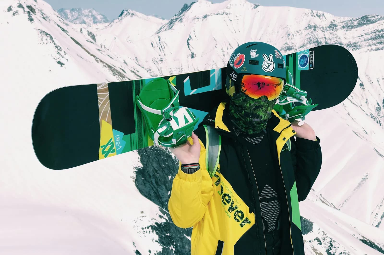Snowboarder con su tabla en la nieve