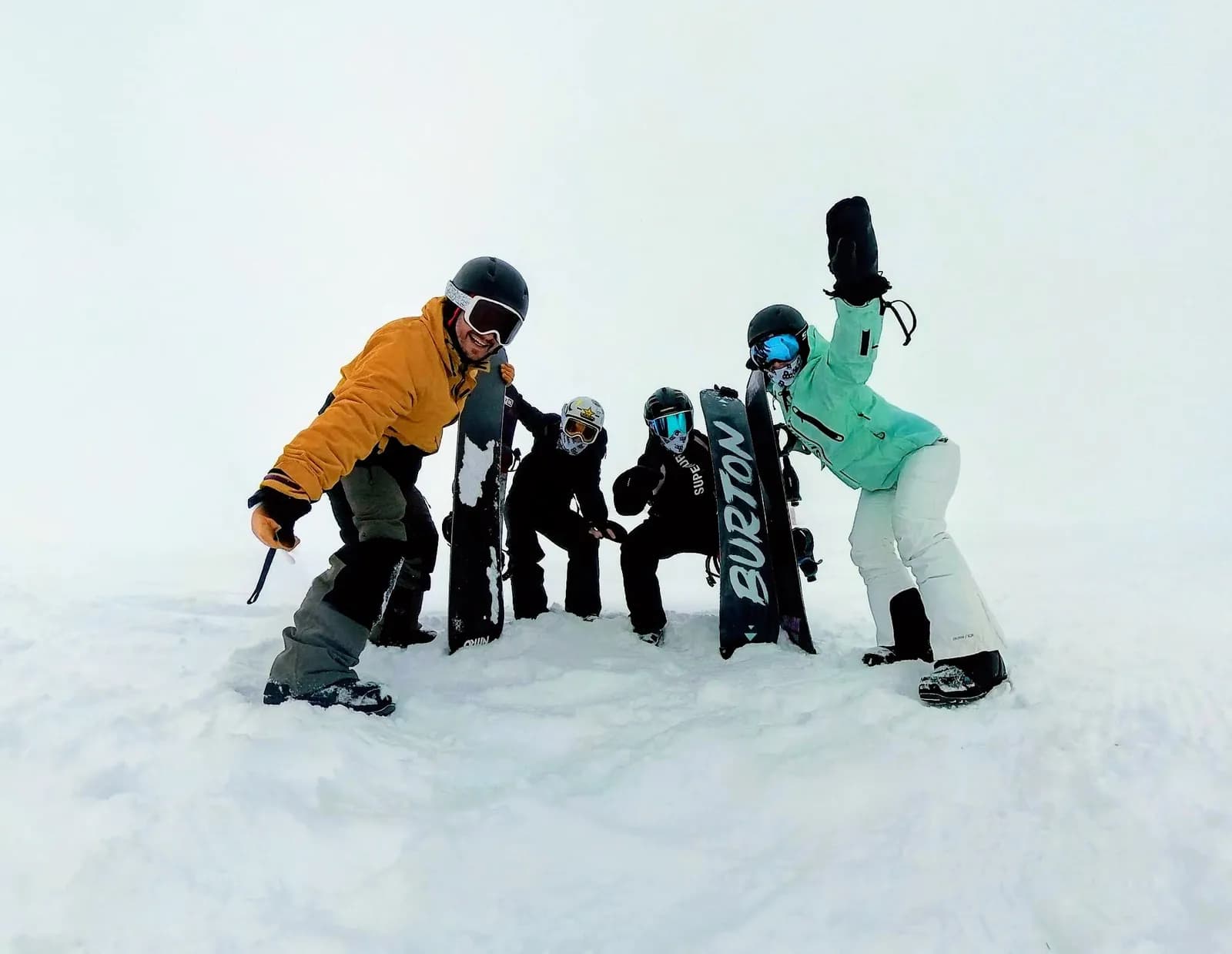 Pau con un grupo de snowboarders en la cima de Tetnuldi, Georgia, en 2024