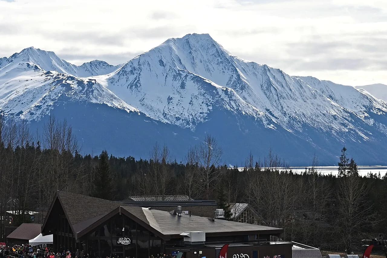 Mount Alpenglow nevado visto desde Alyeska