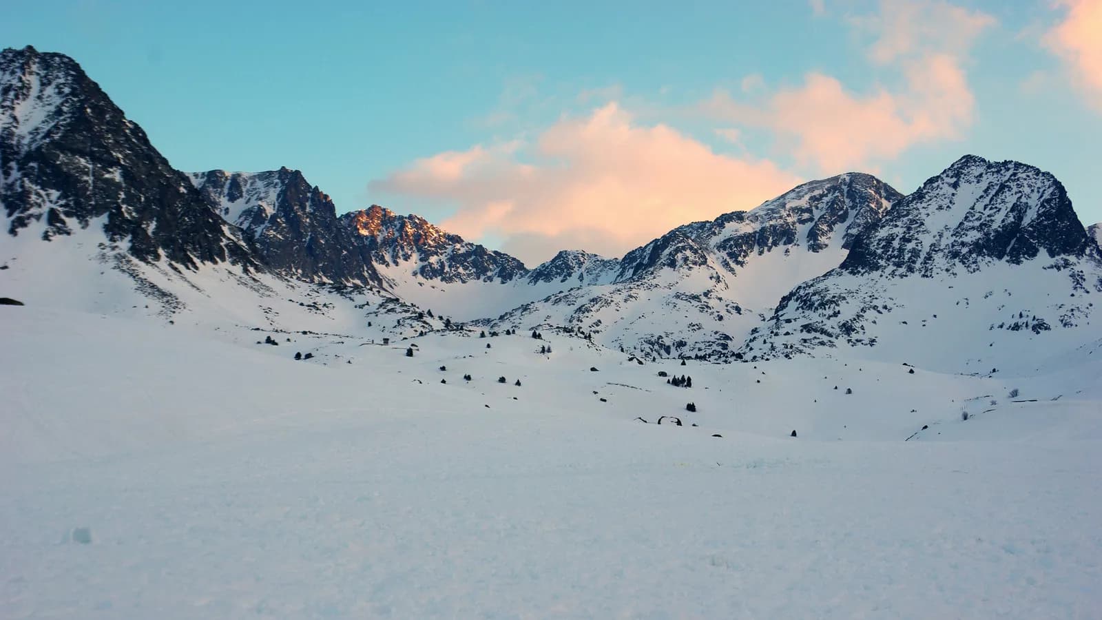 Atardecer rosado sobre los picos nevados