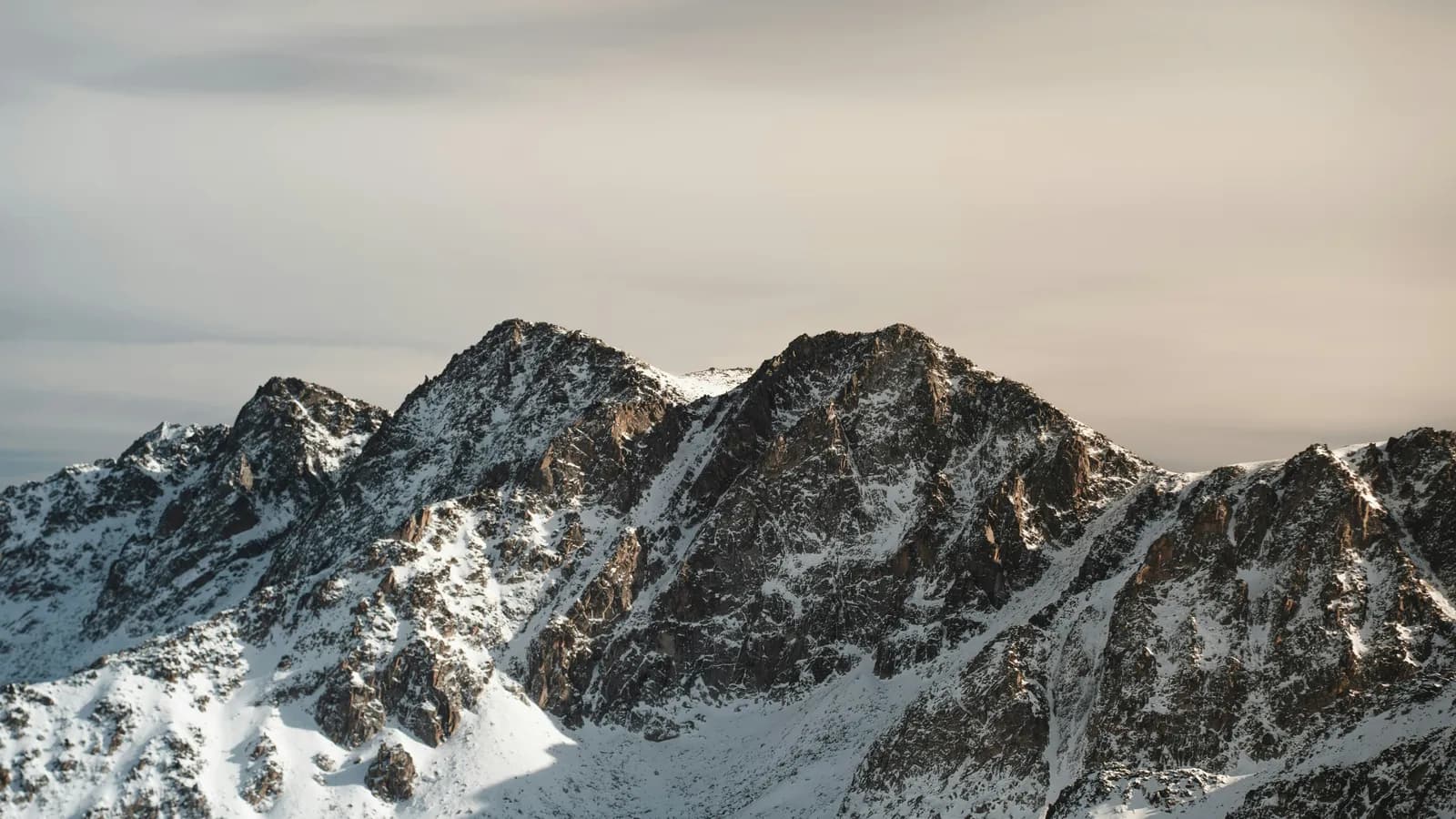 Cumbres nevadas de los Pirineos en Andorra
