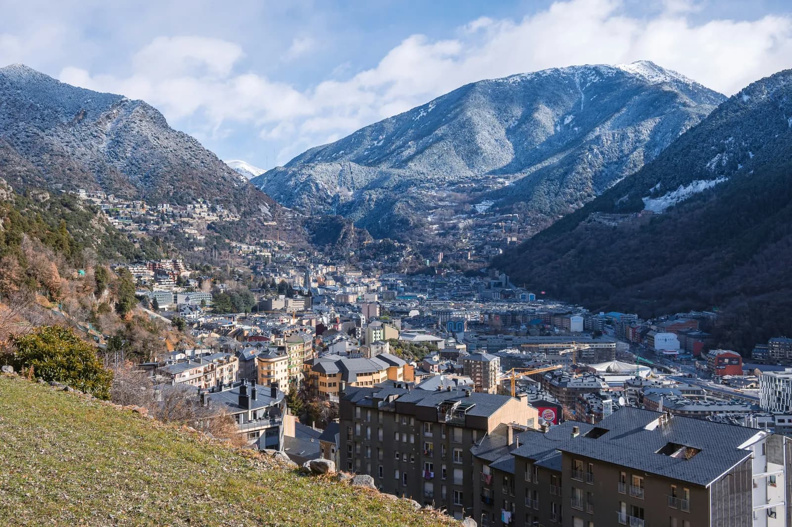 Pueblo andorrano en el valle con montañas nevadas