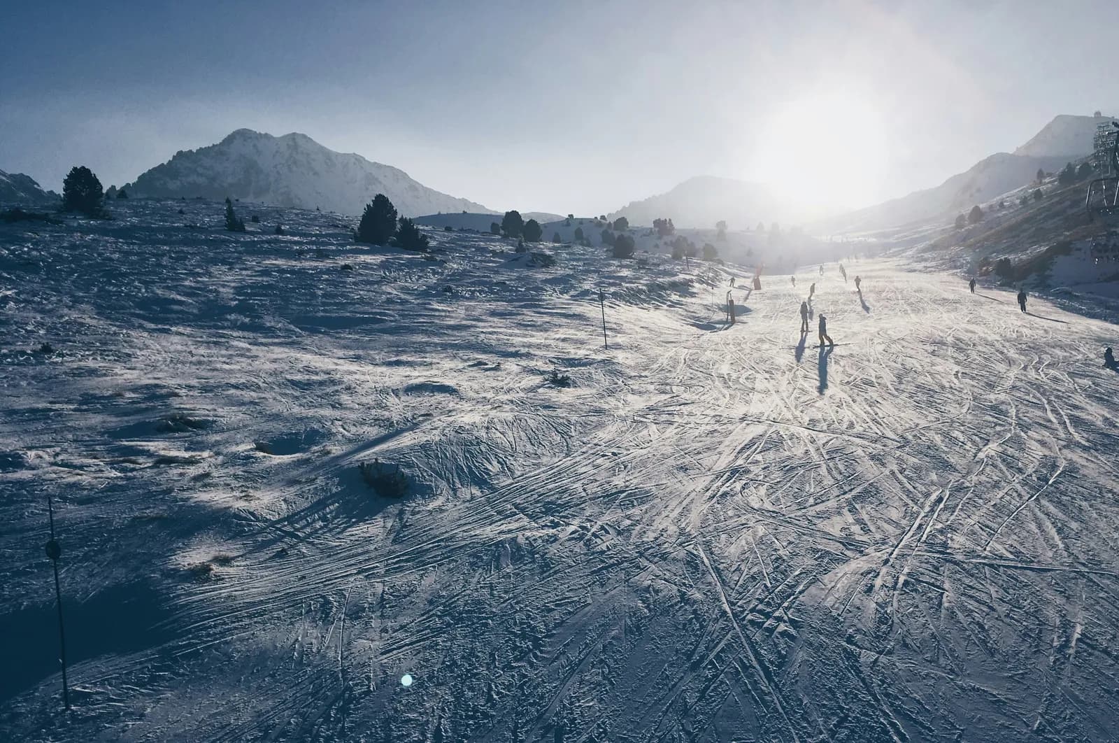 Huellas de esquí en la nieve bajo un cielo nublado