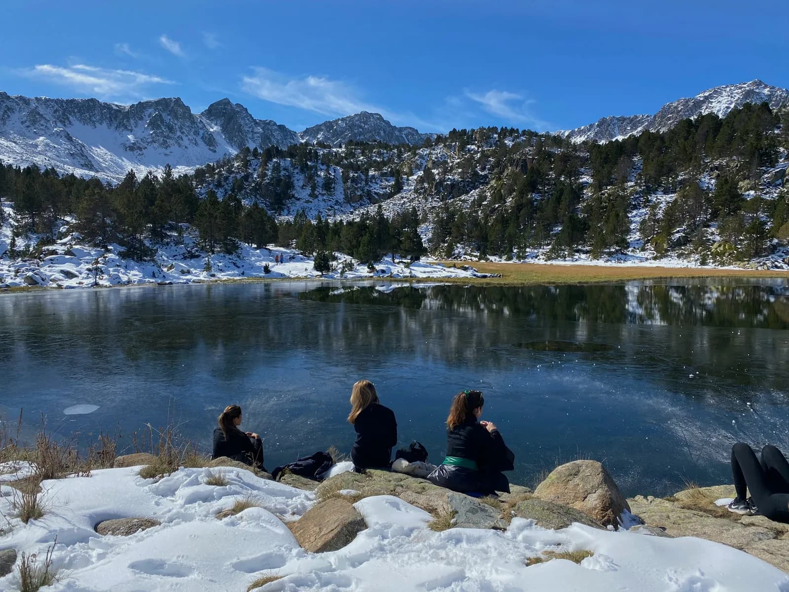Grupo descansando junto a un lago de montaña en Andorra