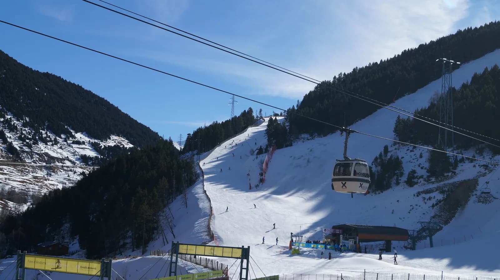 Telesilla sobre un valle nevado de Grandvalira