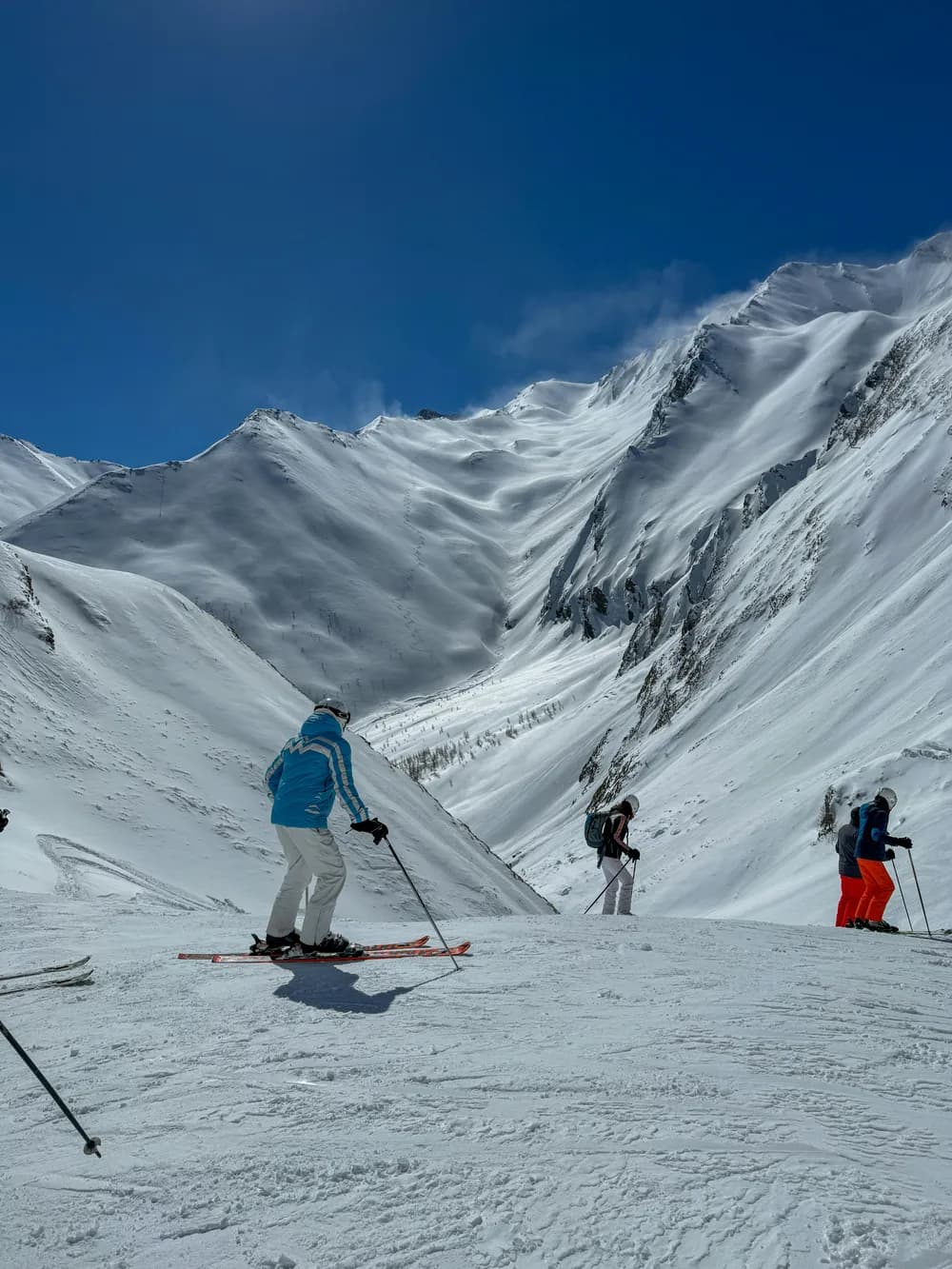 Esquiador bajando una pista de los Dolomitas