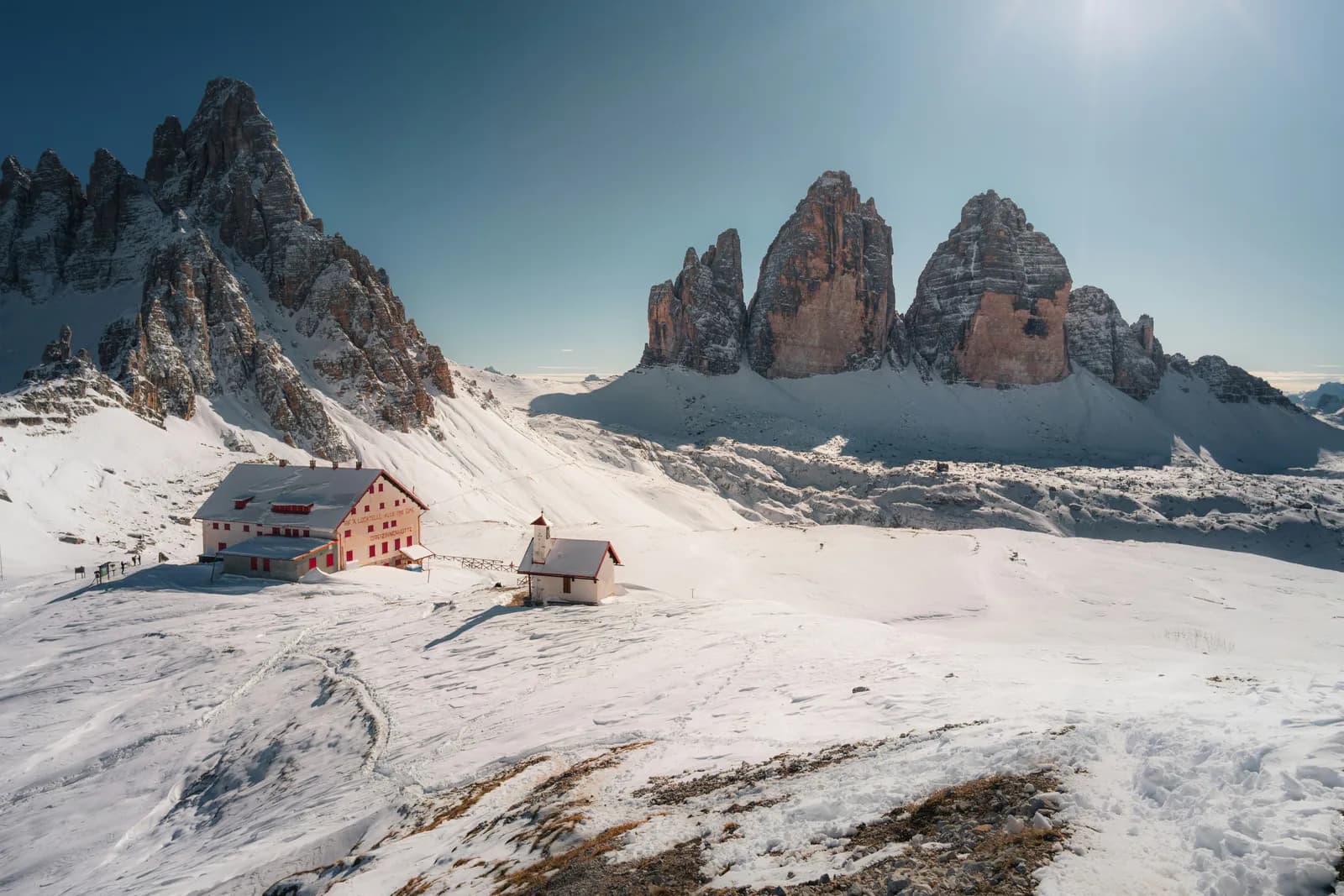 Las Tre Cime di Lavaredo nevadas en los Dolomitas