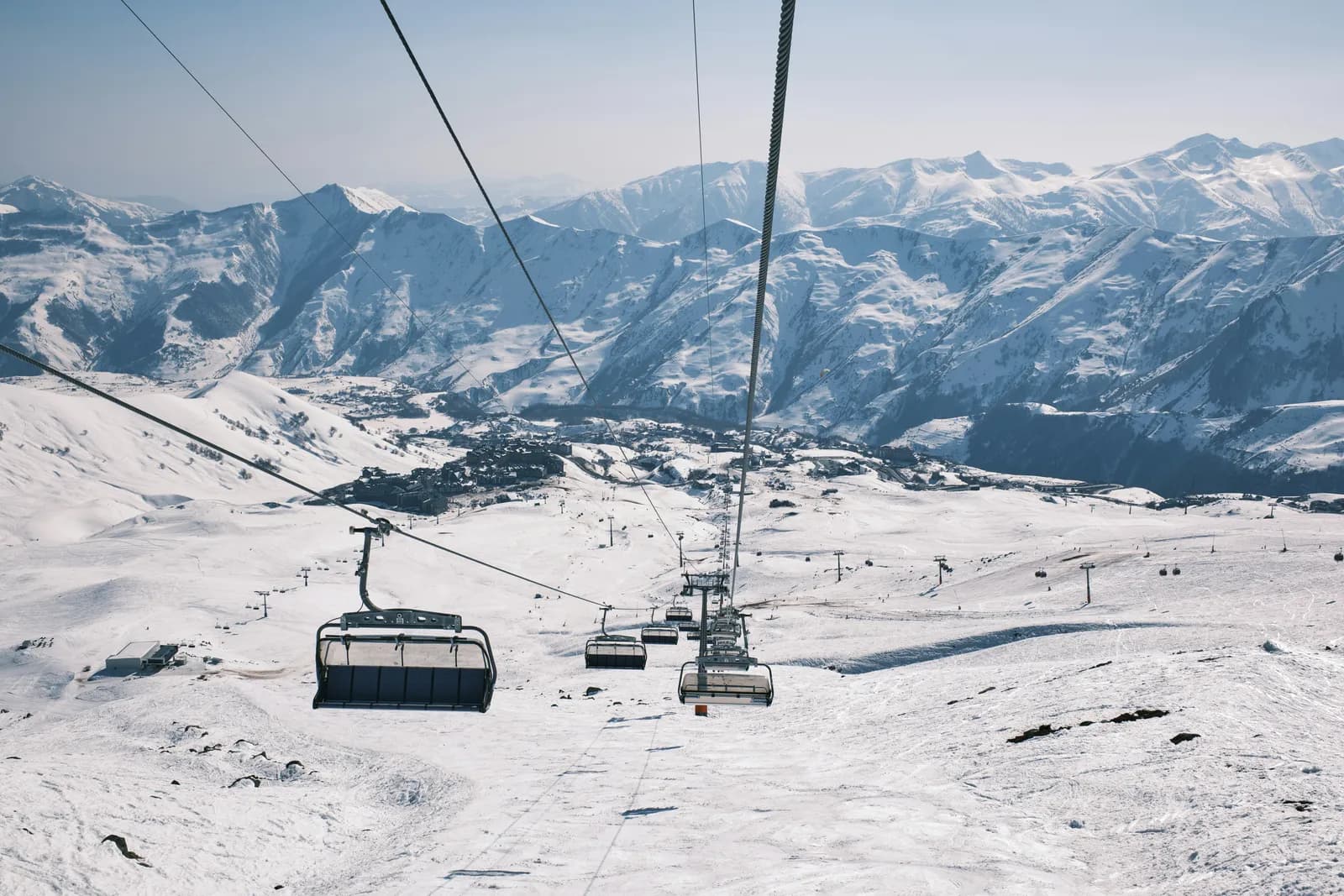 Telecabina sobre las pistas nevadas de Gudauri con el Cáucaso al fondo