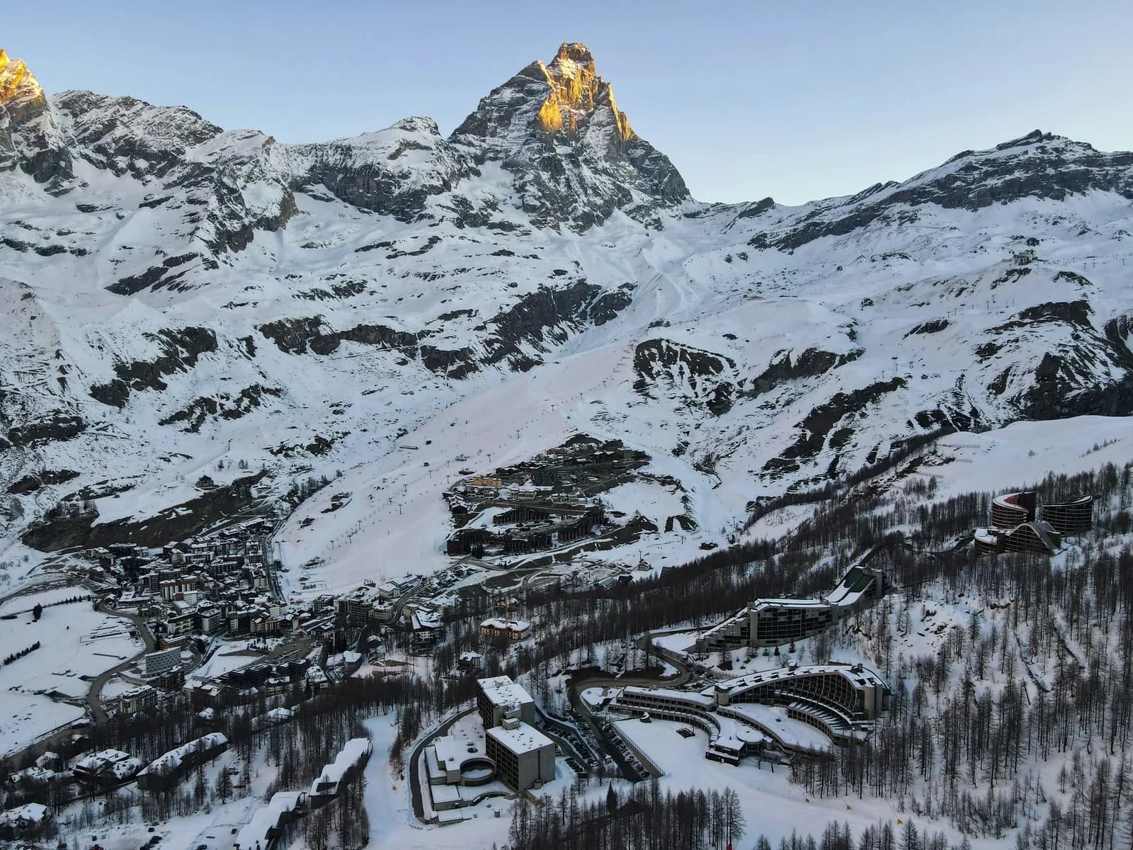 El Matterhorn (Cervino) nevado sobre las pistas de Cervinia