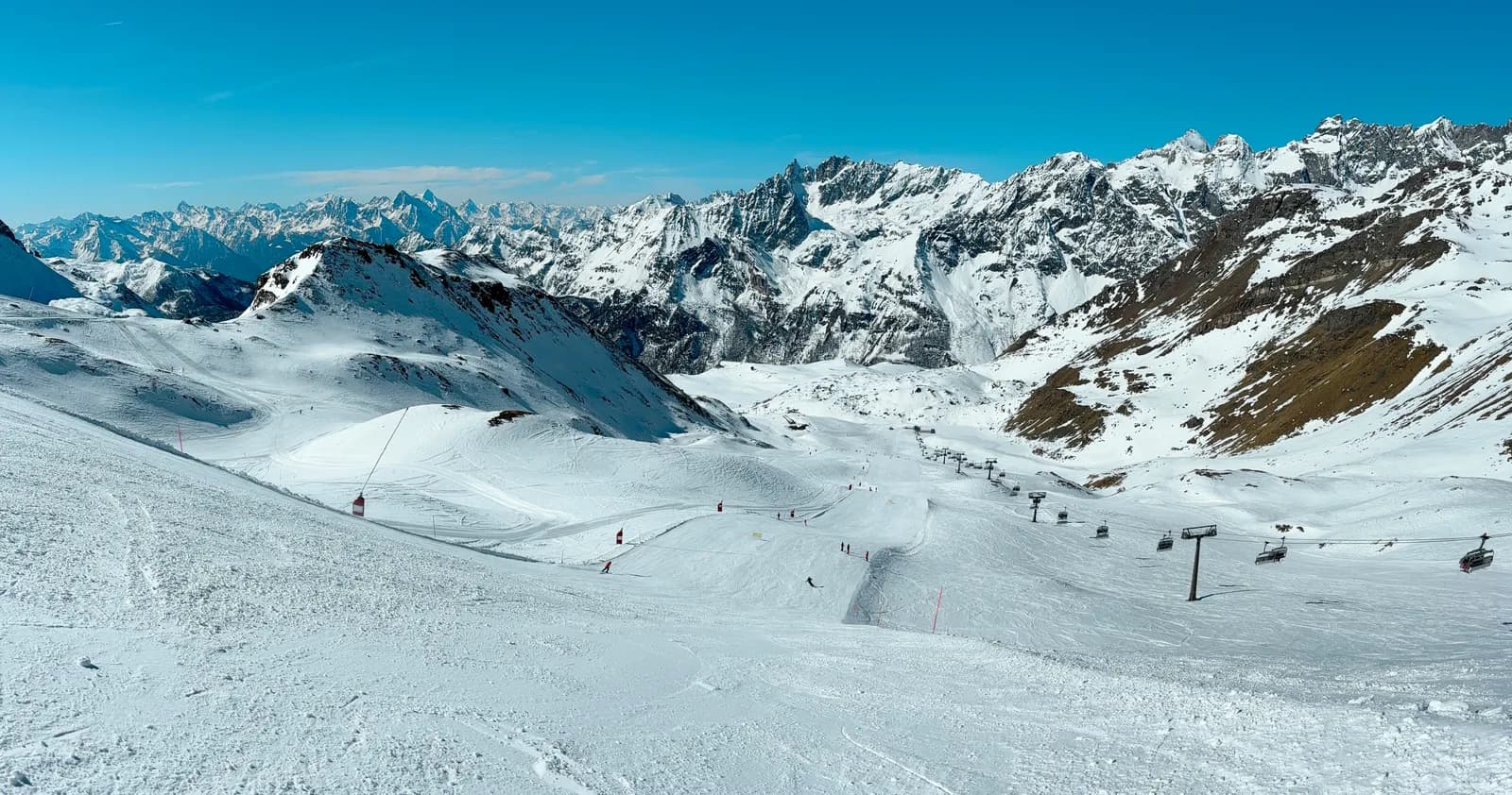 Pistas del glaciar de Plateau Rosa bajo un cielo azul