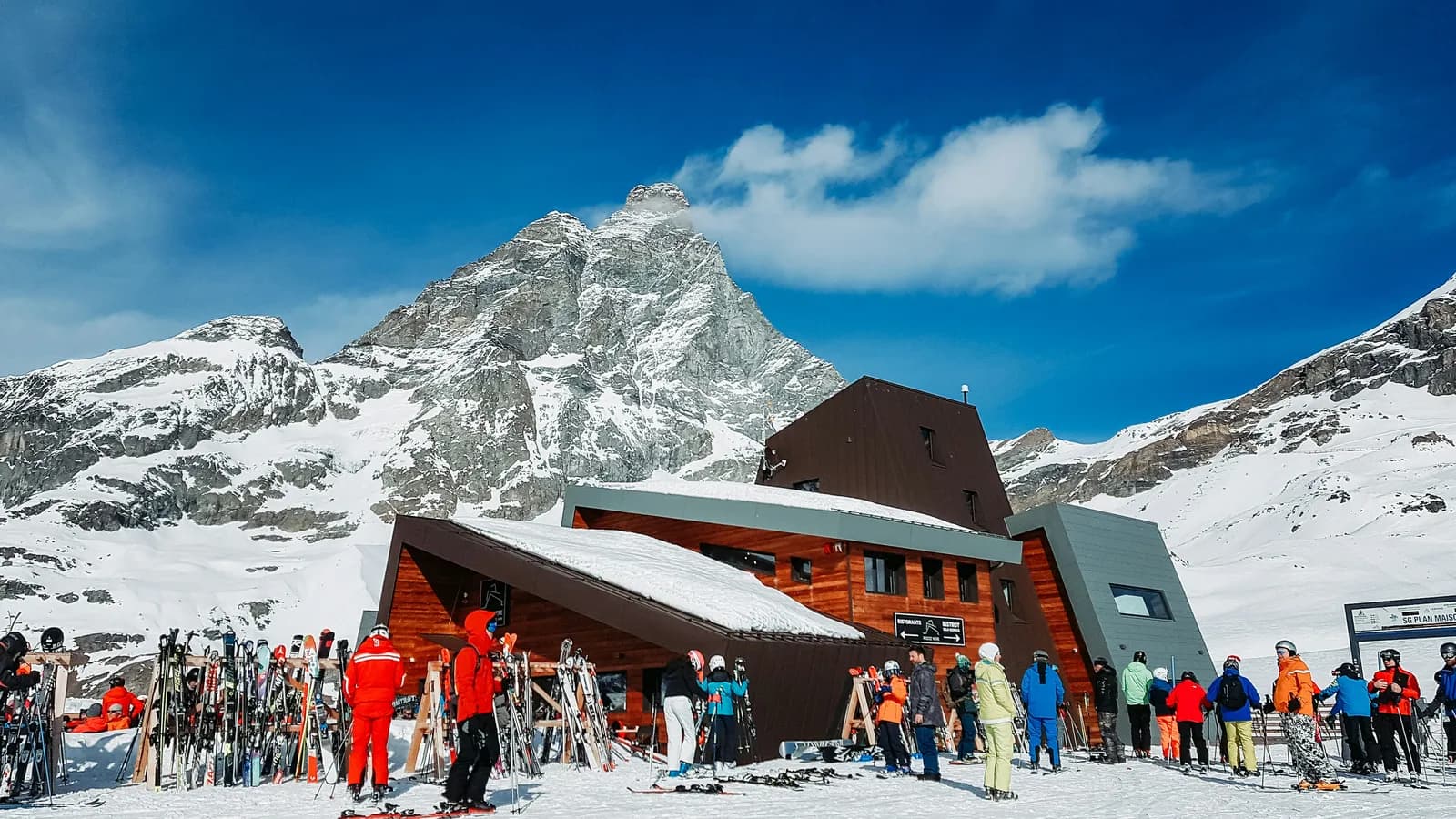 Estación de Plan Maison en Cervinia con esquiadores y el Cervino