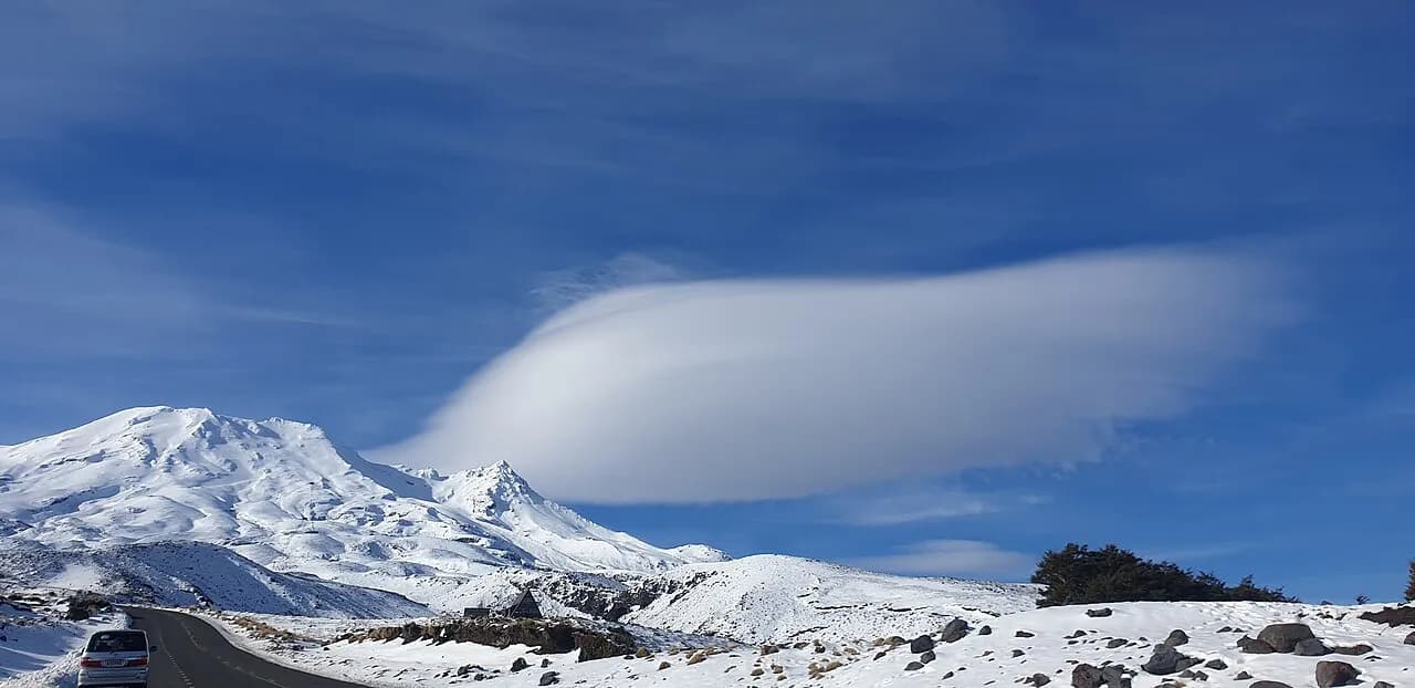 Pistas de Tūroa bajo una nube lenticular