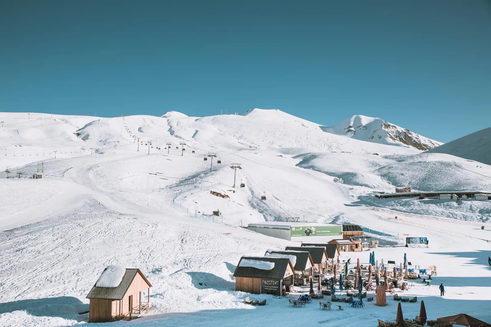 Pistas nevadas con cabañas en la base