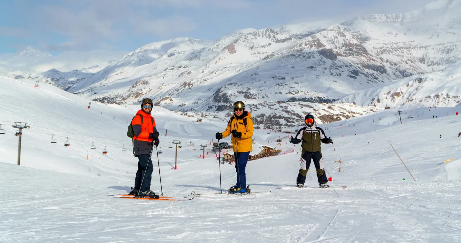 Grupo de esquiadores en una cima nevada