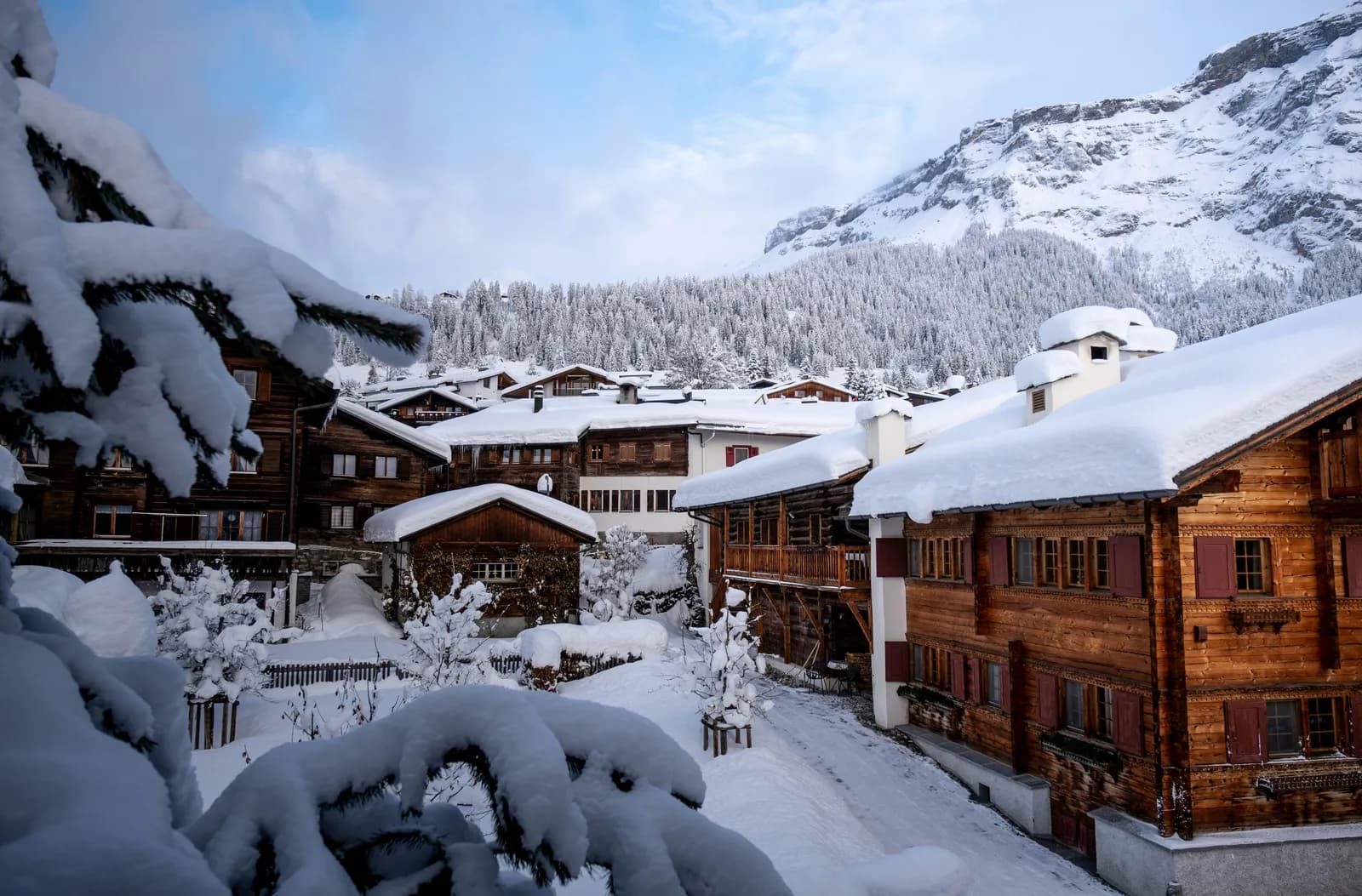 Chalets de madera cubiertos de nieve