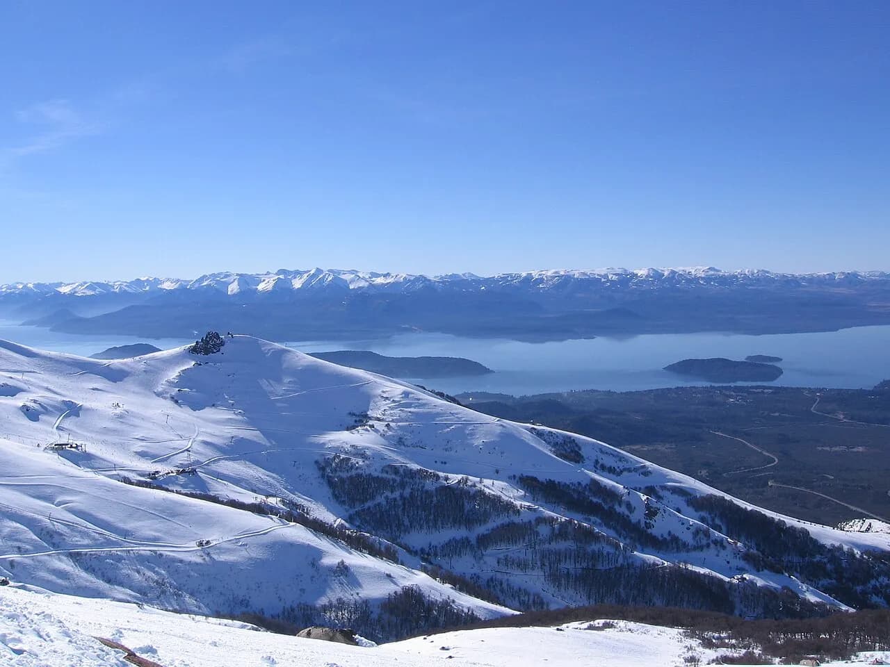 Pistas de Cerro Catedral con el lago Nahuel Huapi al fondo