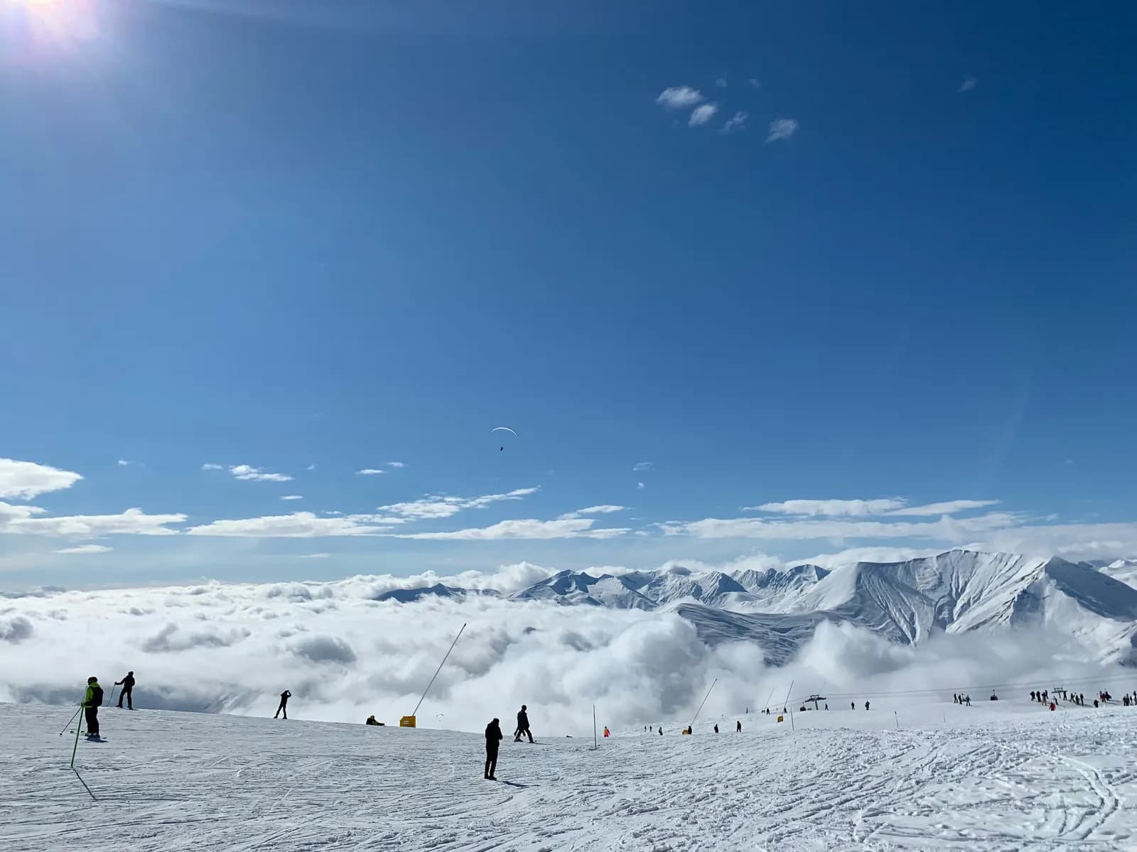 Esquiadores sobre un mar de nubes
