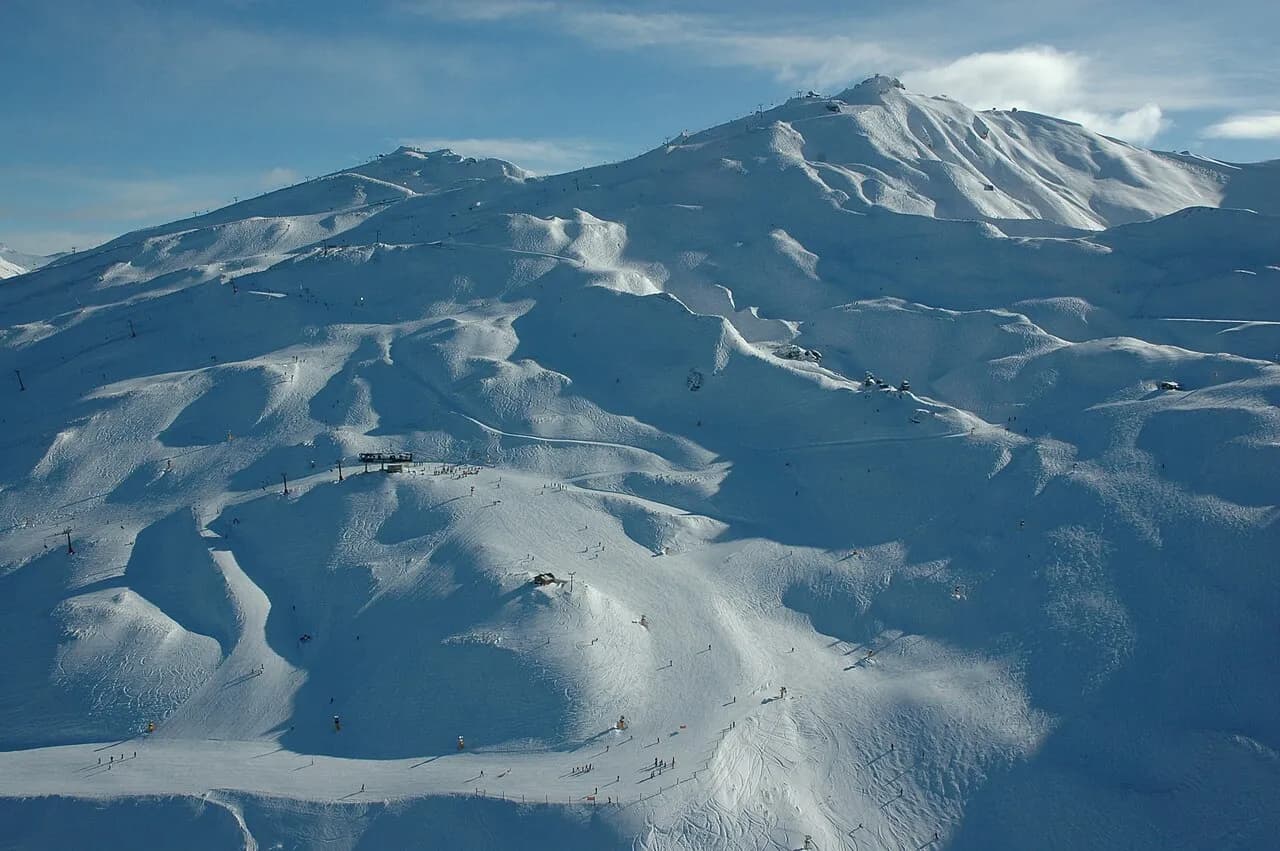 Montañas nevadas de Coronet Peak desde el aire