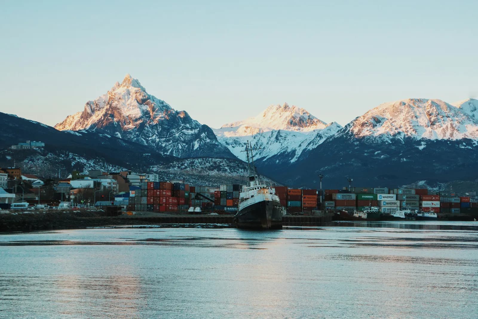 Bahía de Ushuaia con montañas nevadas