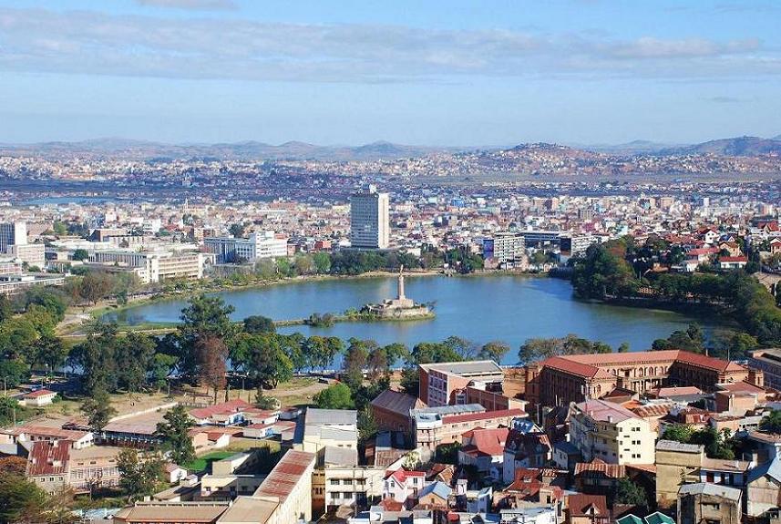 https://upload.wikimedia.org/wikipedia/commons/b/b5/Lake_Anosy%2C_Central_Antananarivo%2C_Capital_of_Madagascar%2C_Photo_by_Sascha_Grabow.jpg