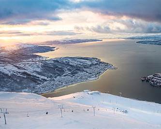 https://www.visitnarvik.com/sites/cb_visitnarvik/files/Narvikfjellet-Ski-Resort-%40KjetilJanson.jpg